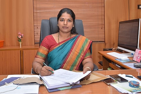Tirunelveli Collector skips private playschools, admits her daughter in anganwadi