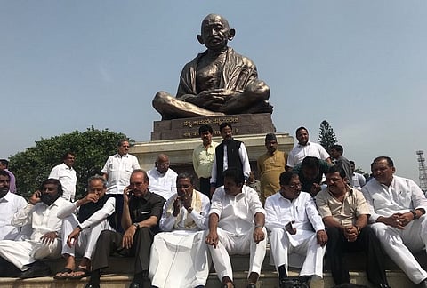 Tepid sloganeering, scorching heat kill the mood at Congress-JD(S) protest