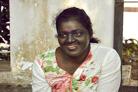 ഒളിഞ്ഞിരിക്കുന്ന വർണവിവേചനം വെളിവാക്കാൻ കലാകാരി ശരീരം ഉപാധിയാക്കി