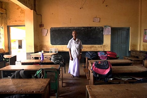 With their walls and roof crumbling, this nearly 100-yr-old school in K'taka needs your help