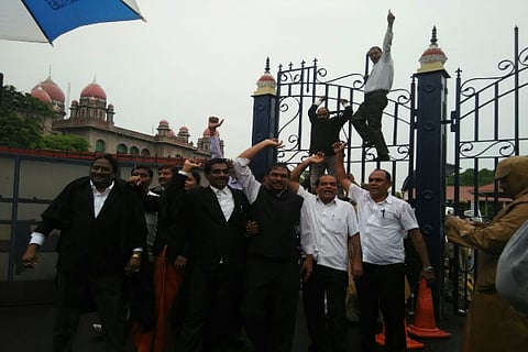 Chaos reigns in Hyd High Court as agitating lawyers press forth their demands