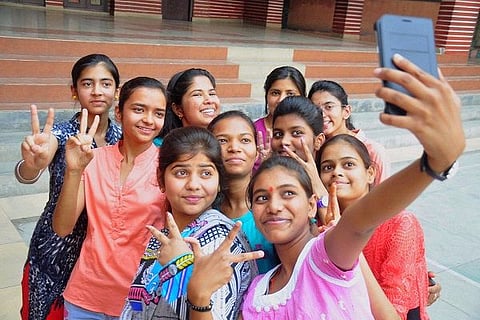 B'luru woman slashes husband in quarrel over mobile; the danger of phone addiction