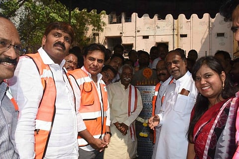 BJP and TRS workers fight on the streets during public event, KTR intervenes and calms situation
