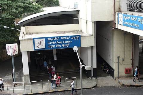 Remove Hindi signs on Metro or include all 22 languages: KDA
