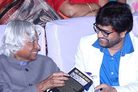 Former President APJ Abdul Kalam is holding a book and is seen talking to actor Vivek in the photo.