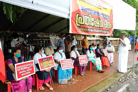Protest by staff of Kannur Medical College at Anjarakandy