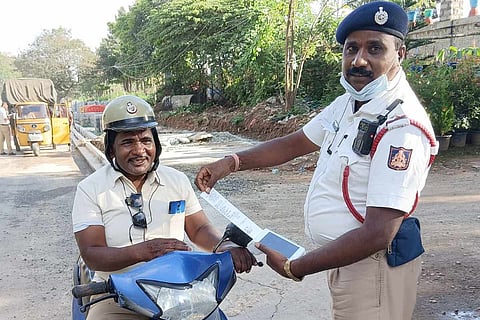 Representative image of traffic police collecting fine