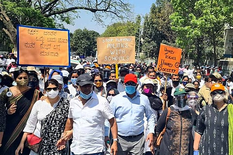 Teachers, staff of private schools hold massive protest in Bengaluru over fee cut