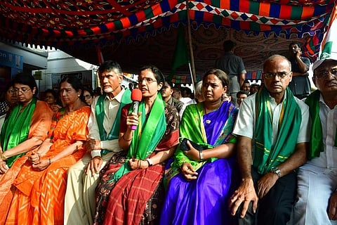 Chandrababu Naidu's wife donates gold bangles to protesting Amaravati farmers