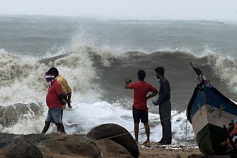 Cyclone Vardah at Chennai Marina beach