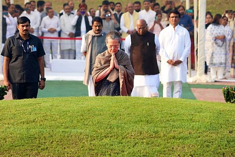 Cong leaders pay tribute at Shanti Van