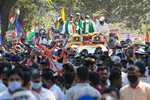DK Shivakumar, Siddaramaiah on a truck with several cadre on the ground during the Congress' padayatra