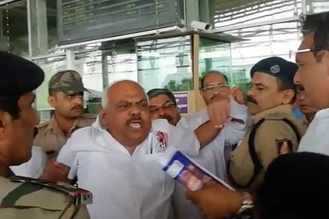 Siddaramaiah not allowed to fly to Mangaluru, 6 other Cong leaders detained at airport