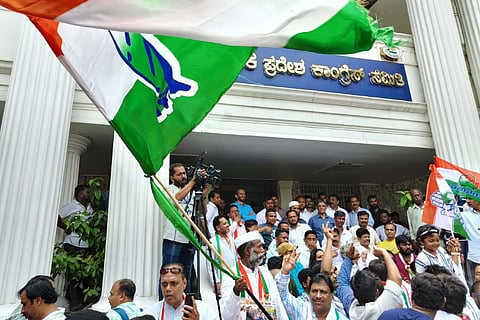 Congress cadre celebrating