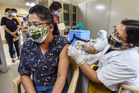 Vaccination in an Allahabad clinic in India