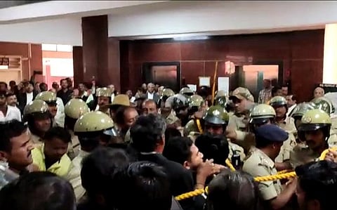 Karnataka HC raps Dharwad lawyers for heckling colleagues, calls it 'sheer militancy'