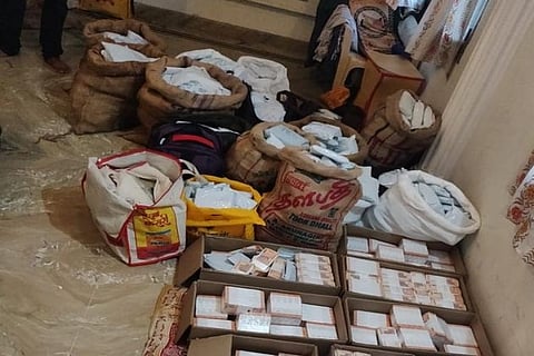 I-T officials seize Rs 10 crore stacked in gunny bags from Vellore DMK man's godown