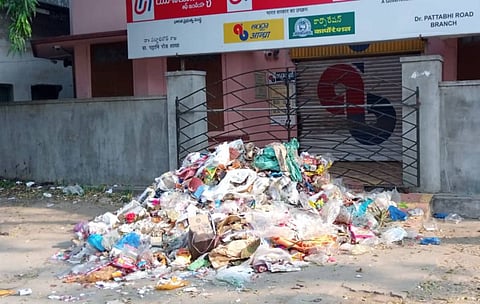 Garbage dumped in front of Union Bank of India