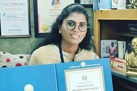 Grace Banu holding the award