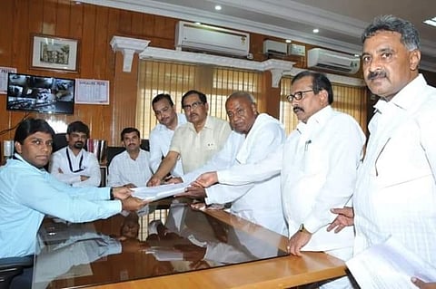 Deve Gowda files nomination from Tumakuru, so does sitting Congress MP turned rebel