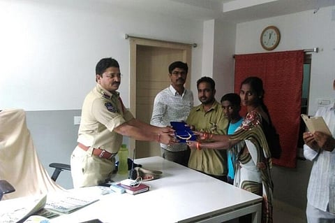 Hyd auto driver returns forgotten bag with cash and gold, gets Rs 5,000 reward from police