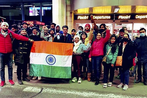 Indians holding tricolour before evacuation in Bucharest