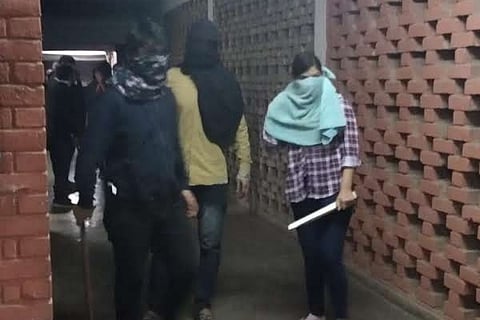 Violence in JNU, masked mob attacks students and teachers