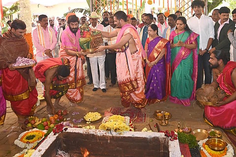 KCR opens BRS office in Delhi