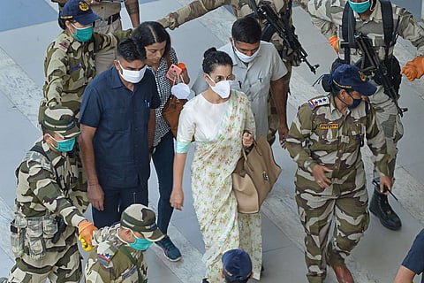 Kangana surrounded by her security