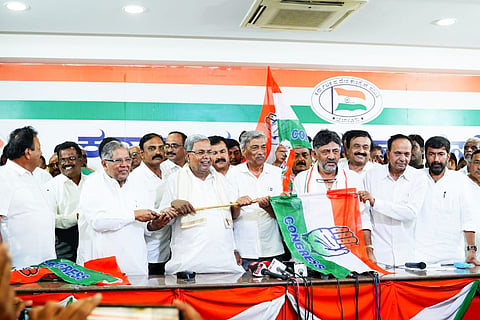 Siddaramaiah, DK Shivakumar and other Congress workers holding Congress' flag.