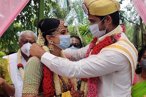 Chandan Kumar and Kavitha Gowda are seen in the photo from their wedding ceremony.