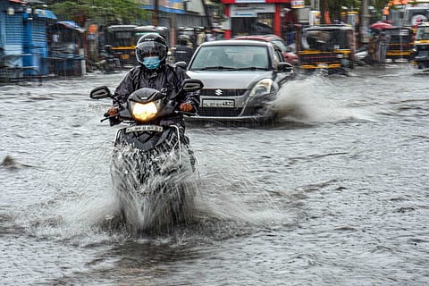 An image of vehicles in Kerala passing through rains