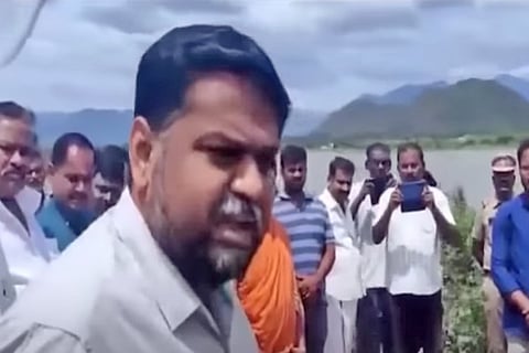 Screengrab from the video in which MP Senthilkumar is heard berating PWD officials