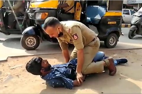 Police officer pinning down mobile phone thief after chasing him through Mangaluru streets