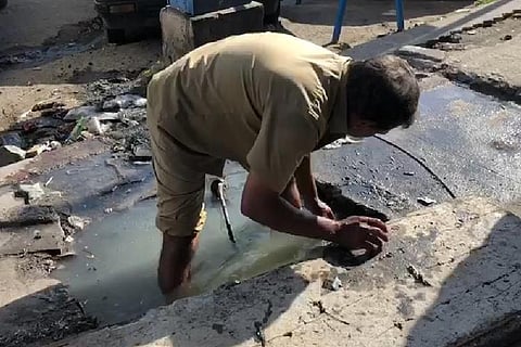 Coimbatore civic workers enter sewage contaminated waters, stopped by alert resident