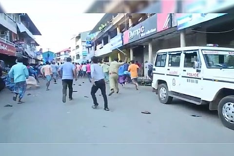 Police lathicharge migrant workers for dispersing migrant workers in Ernakulam