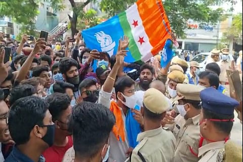 JNTU, Osmania students protest at Edu Minister’s home in Hyderabad