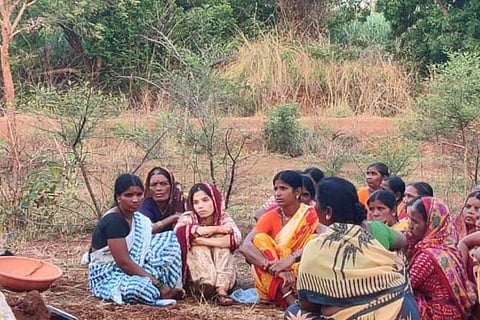 Sultana grieving her husband at the graveyard