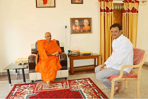 Adichunchanagiri seer Nirmalananda Swami meets Minister Munirathna