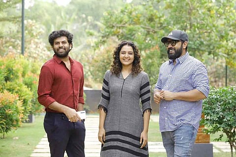 Liju Krishna, Manju Warrier and Nivin Pauly standing together