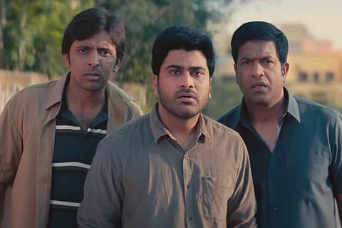 Screenshot from the film Oke Oka Jeevitham featuring Sharawanand, Priyadarshi and Vennela Kishore
