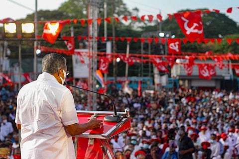 Pinarayi Vijayan addresses a huge gathering of people.