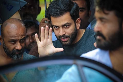 Prithviraj directing Mohanlal on the sets of Lucifer