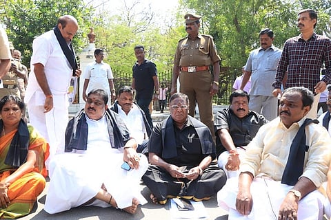 Puducherry CM continues to protest outside LG Kiran Bedi's office for second day