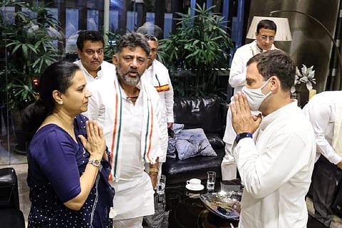 Rahul Gandhi meeting the family of Puneeth Rajkumar