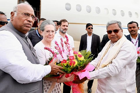 Karnataka CM receiving Congress leaders Sonia Gandhi and Mallikarjun Kharge