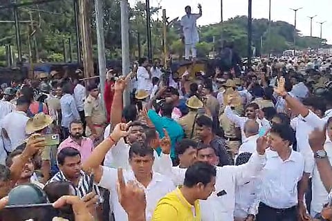 protest at surathkal toll booth