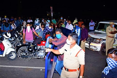 Hundreds returning to AP from Telangana stopped at border for hours, later let through