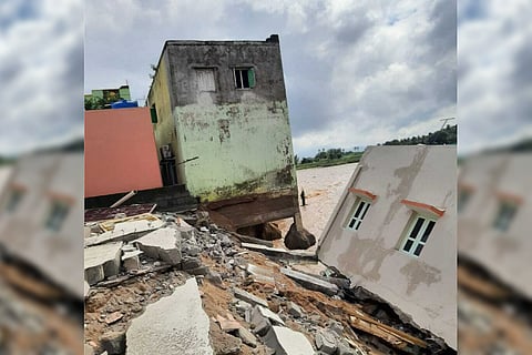 House in Tiruchanur near Tirupati collapses into river during Andhra floods on November 19, 2021