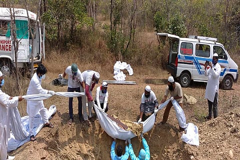 Volunteers of the Tirupati United Muslim Association conducting burial of a COVID-19 patient